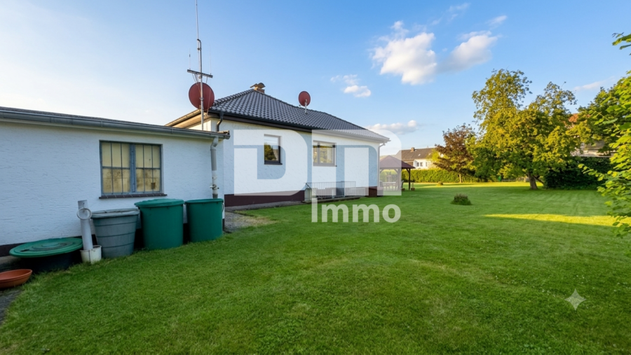 Solider Familien-Bungalow mit großem Potenzial in ruhiger Lage mit Wintergarten und Garage - Gartenbereich hinter dem Haus